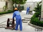 疏通管道负责的工作现场